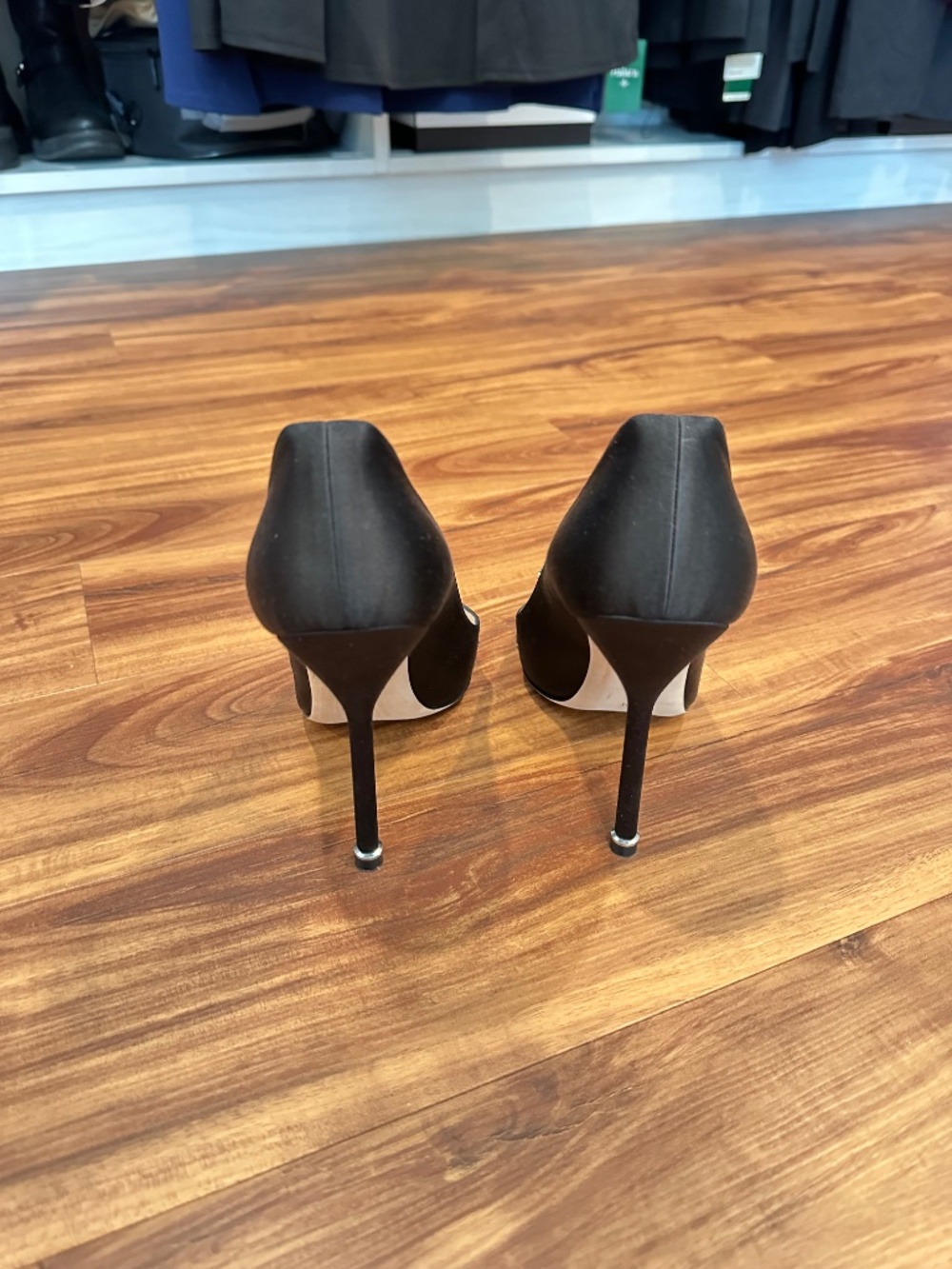 Manolo Blahnik Hangisi Pumps - Picture 3 of 4